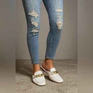 Steve Madden Genevieve Mules Women’s White Slip‑On Gold Chain 17S1